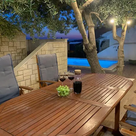 아파트 With Pool Vrdoljak *