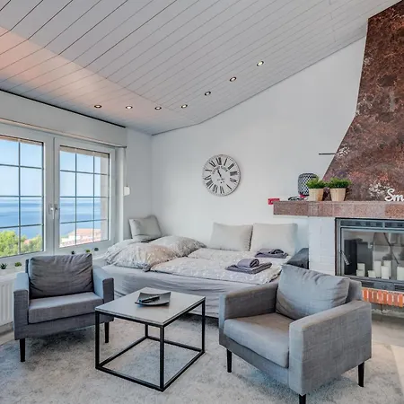 아파트 With Pool Vrdoljak 오미스