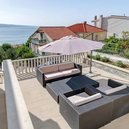 아파트 With Pool Vrdoljak 오미스