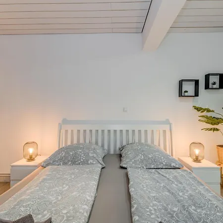 아파트 With Pool Vrdoljak *