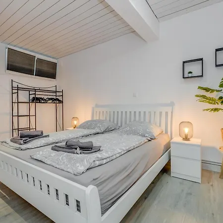 With Pool Vrdoljak 아파트 오미스