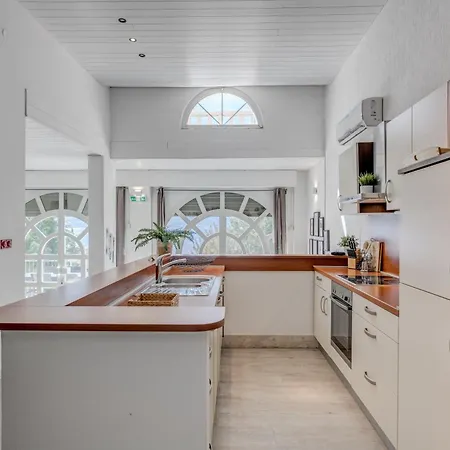 아파트 With Pool Vrdoljak *