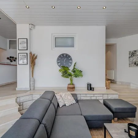 With Pool Vrdoljak 아파트 *