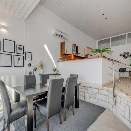 With Pool Vrdoljak 아파트 오미스