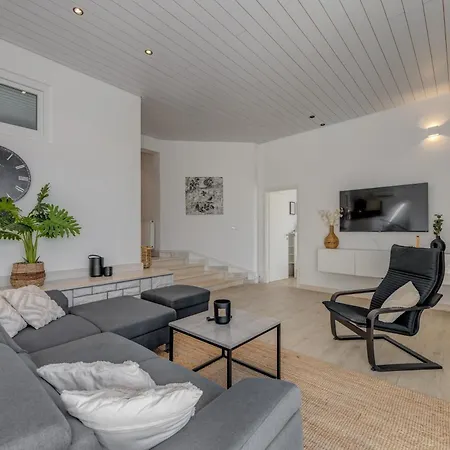 With Pool Vrdoljak 오미스