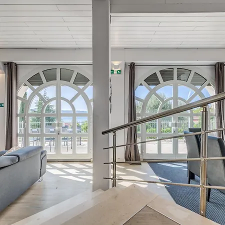 아파트 With Pool Vrdoljak 오미스