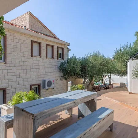 With Pool Vrdoljak 아파트 오미스