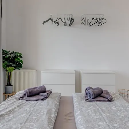 With Pool Vrdoljak 오미스