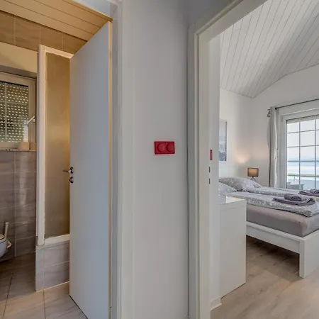 With Pool Vrdoljak 오미스