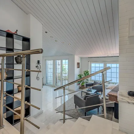 With Pool Vrdoljak * 오미스